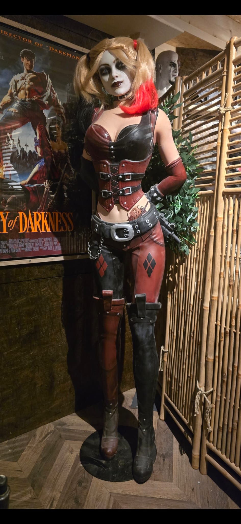 Batman Arkham City Life-Size Statue Harley Quinn (Schaumgummi/Latex) 180 cm Batman Arkham City Life-Size Statue Harley Quinn (Schaumgummi/Latex) 180 cm