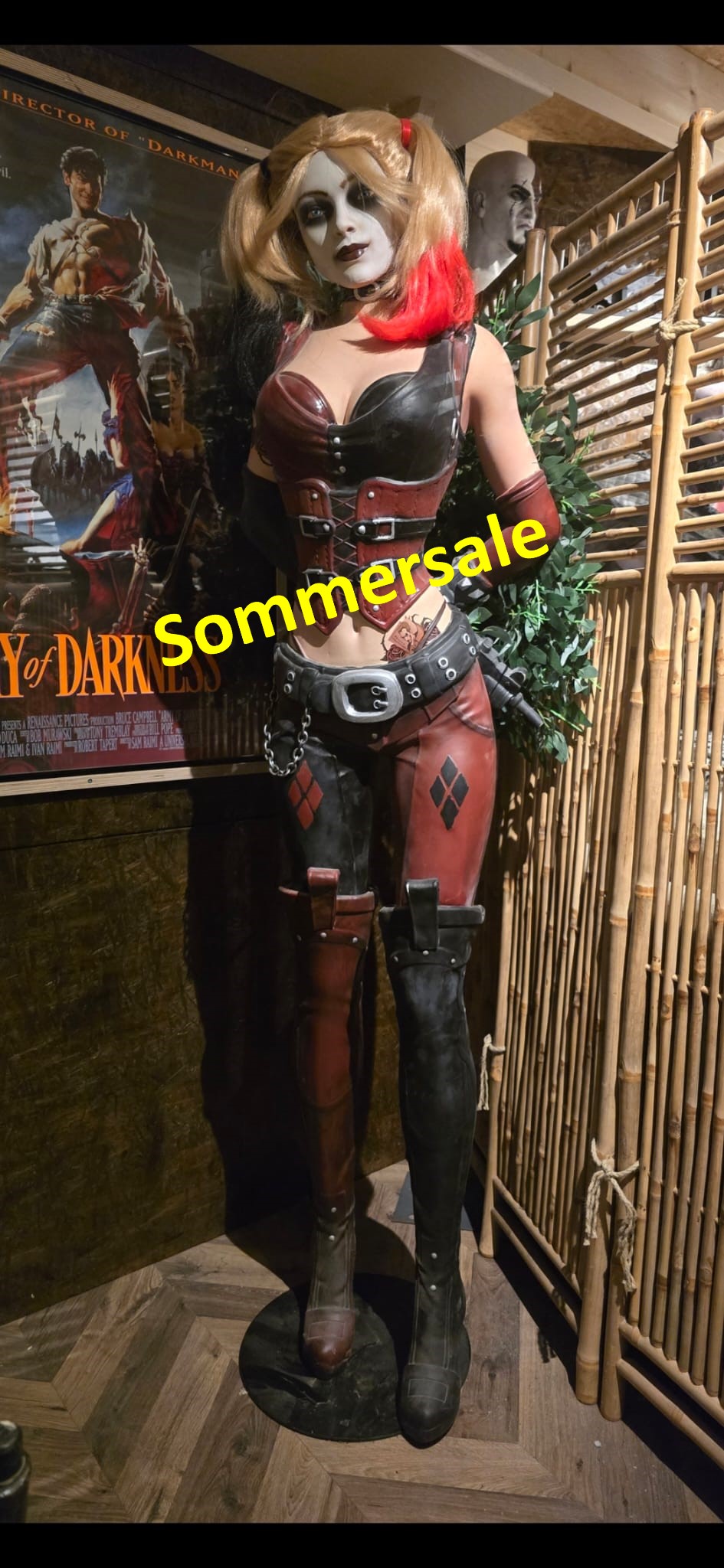 Batman Arkham City Life-Size Statue Harley Quinn (Schaumgummi/Latex) 180 cm Batman Arkham City Life-Size Statue Harley Quinn (Schaumgummi/Latex) 180 cm
